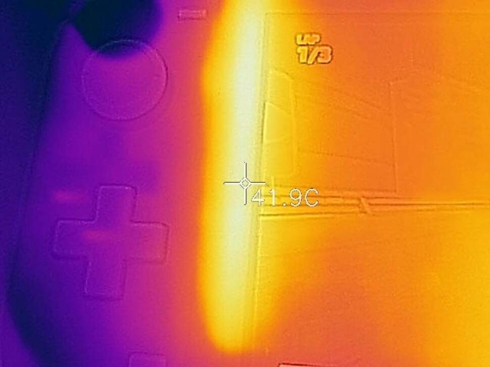 Thermal photography highlights Switch Lite's hot spots after an hour of playing Fast RMX with the battery charging and screen brightness at max