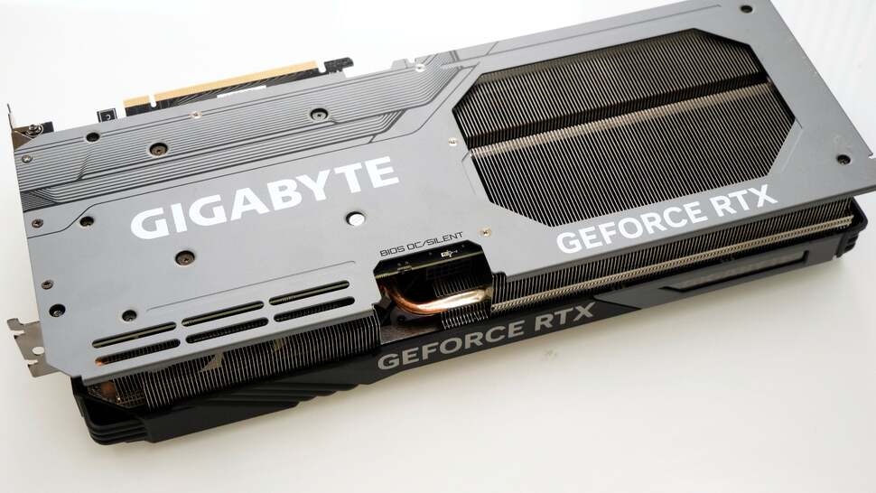 The cooler is so large that typically, even after hours of load, temperatures remain at around 55 degrees Celcius. This is the backplate of the card, where there's also an OC/silent switch. Even in OC mode, it's practically silent, however