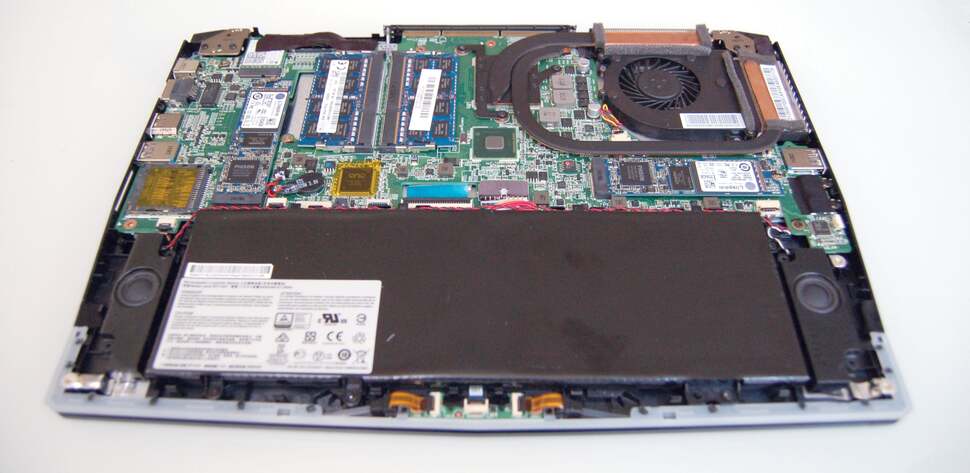 Praise be for user-upgradability! The bottom of the GS30 is easily removable and from here you can upgrade RAM and the dual M.2 SSDs.