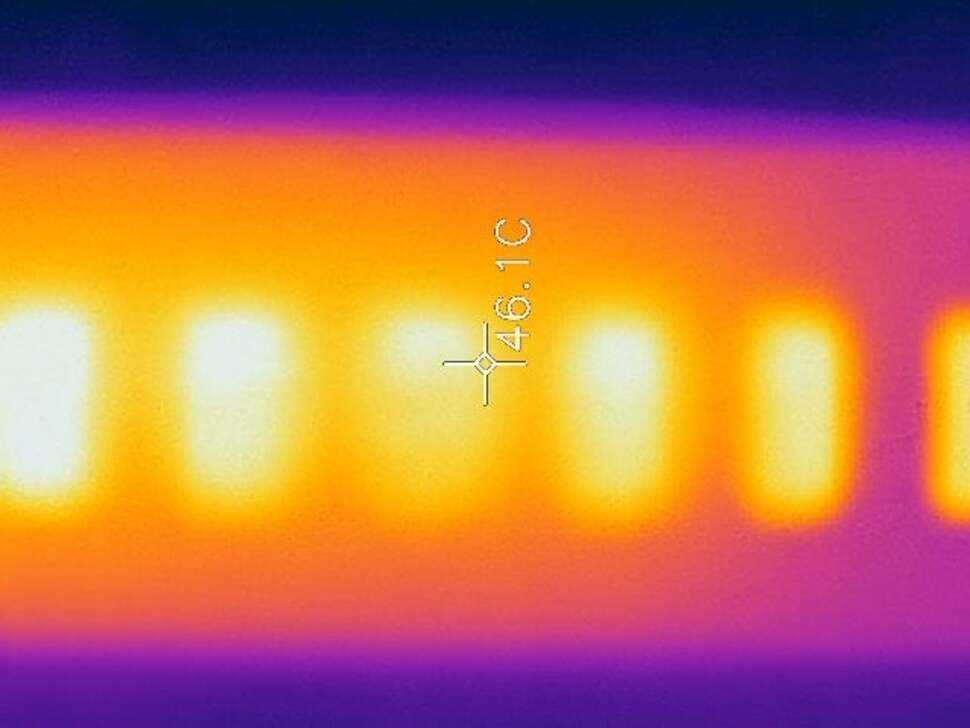 Thermal photography highlights Switch Lite's hot spots after an hour of playing Fast RMX with the battery charging and screen brightness at max