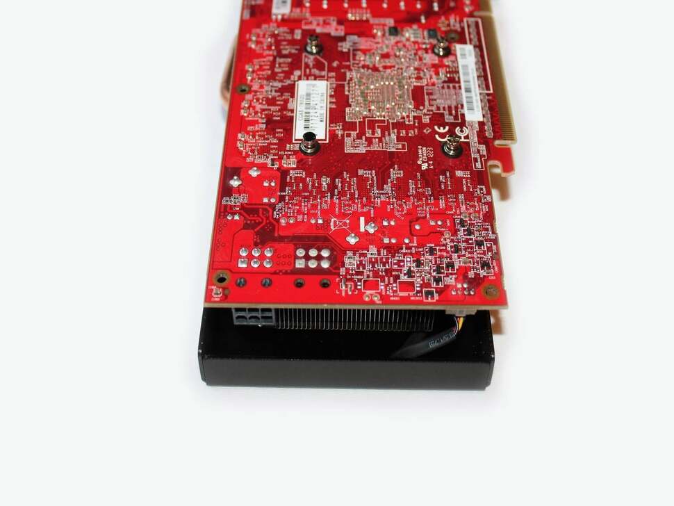 The HD 7850 boasts a 28nm Pitcairn chipset, which helps reduce the peak TDP of the card. Surprisingly, only one 6-pin PCIe power supply is needed to juice it; an improvement over the HD 6870 which demanded two