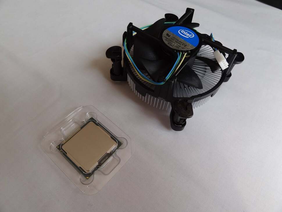 The Intel Pentium G840 CPU comes with a stock processor fan. As always, thermal paste is already applied on the metal contact beneath, so care needs to be taken while handling