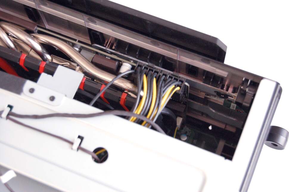 A closer look. Here you can see the MSI GTX 980, and the power cables