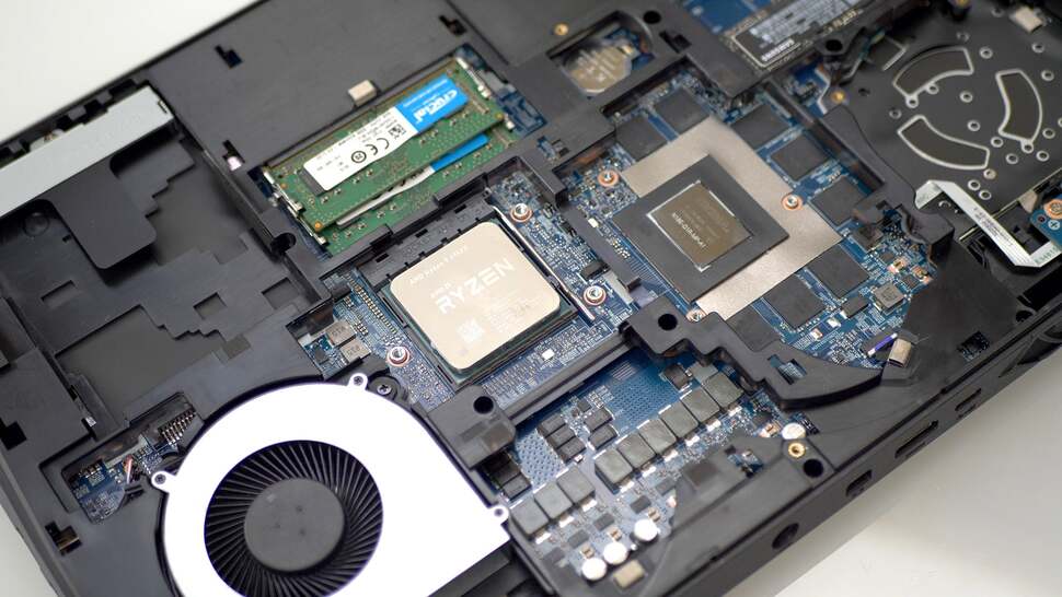 We've removed the thermal grease here to show the core chips and the overall plan of the internals