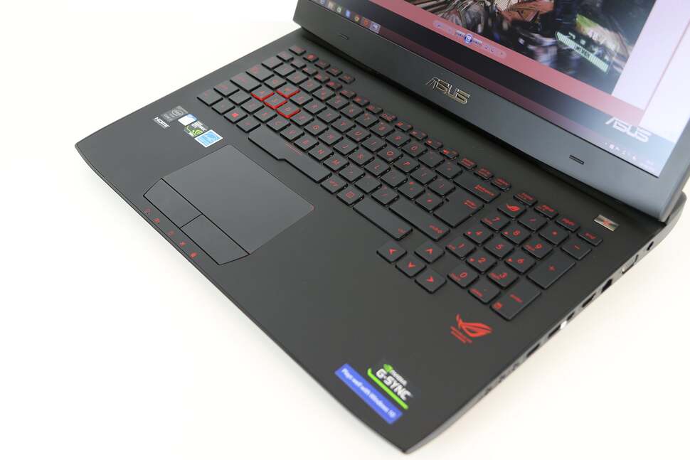 A full chiclet-style keyboard also features, here with backlighting. The hotkeys lining the top-left (three being customisable) let us record gameplay or start Steam