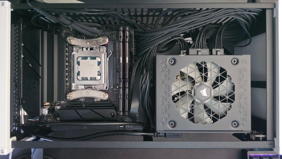 Maersk Container PC: internals with 7700X3D