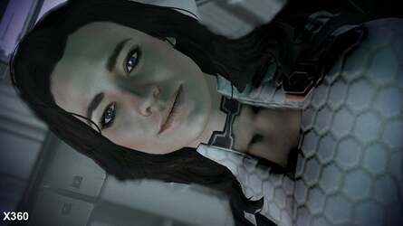 The hexagonal pattern on Miranda's skintight suit appears to be of a higher resolution on PS3 (as indeed does the detailing on her neckwear), but normal mapping seems to have been omitted.