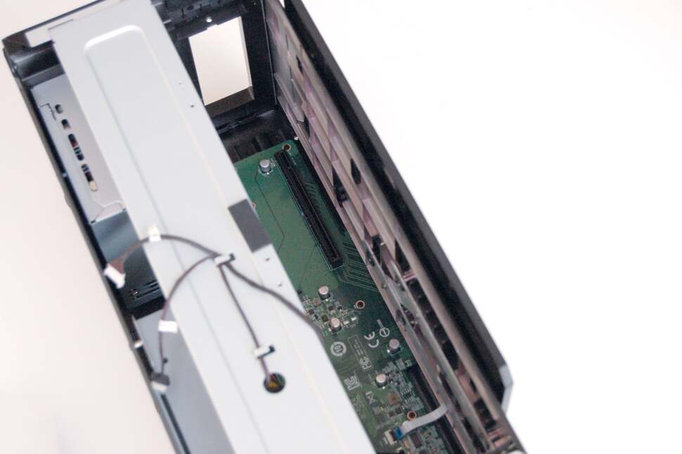 Taking a look into the chassis, you can see the PCI Express x16 slot. You get full x16 bandwidth with MSI's docking solution