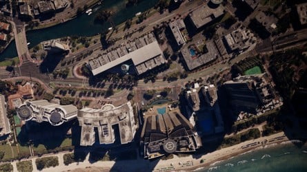 The fast transition between characters at different areas in the city represents a highly challenging CPU-based challenge.