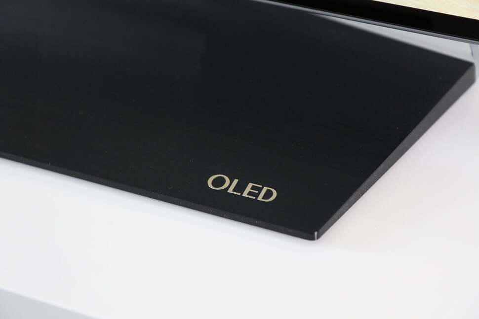 The B6 is a very sleek looking display, boasting a thin minimalist appearance and a centrally mounted stand, which makes it easy to fit on most AV racks and smaller tables