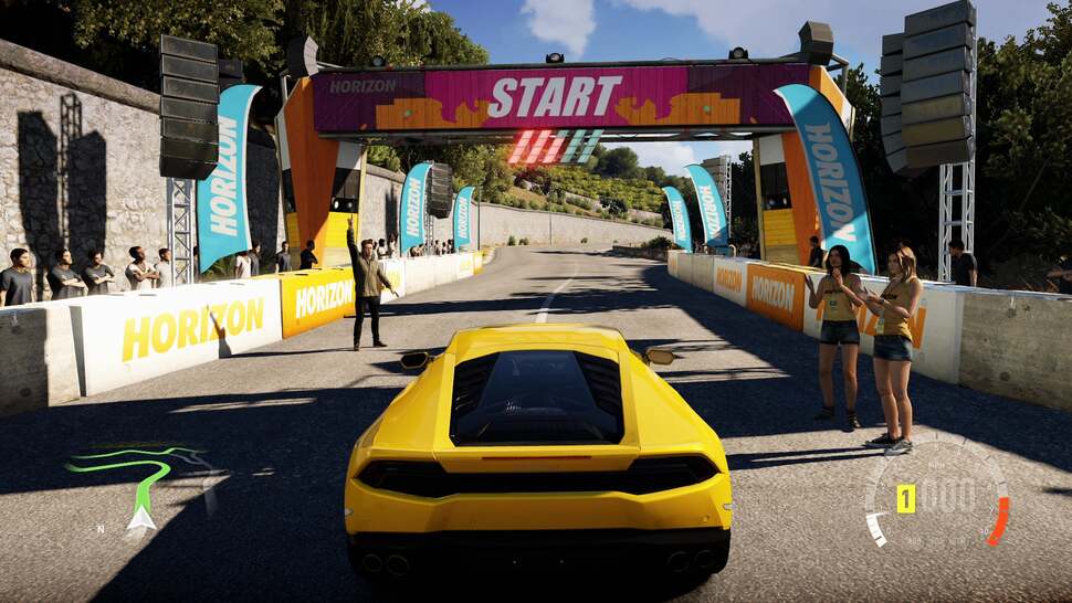 The texture work is excellent in Forza Horizon 2, however fairly low levels of anisotropic filtering are present, blurring the ground details a few metres away from the car