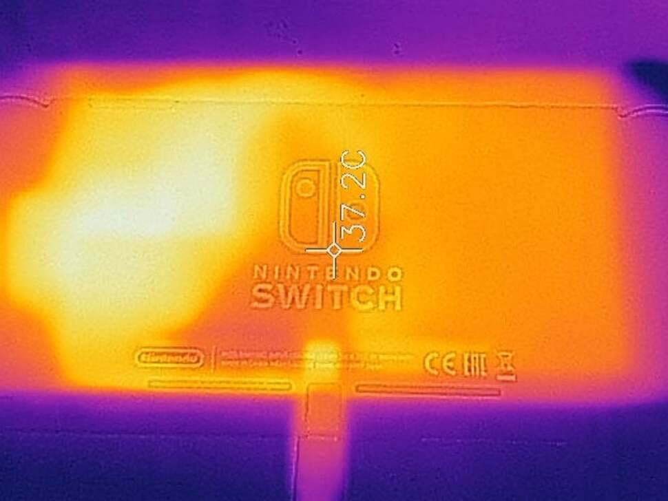 Thermal photography highlights Switch Lite's hot spots after an hour of playing Fast RMX with the battery charging and screen brightness at max