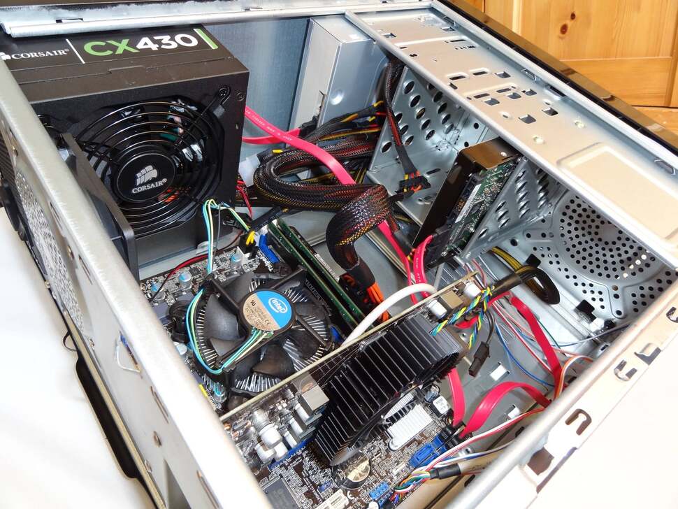 Last but not least, we connect a molex cable to the petite case fan at the rear, helping overall airflow from the case once closed up