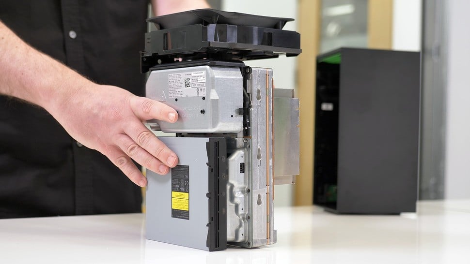 The placement of the 130mm axial fan at the top completes the internal construction