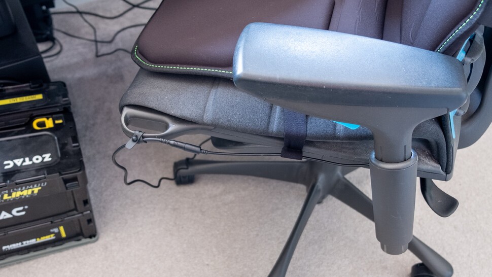Razer Freyja: cable and ties