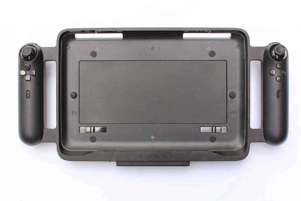 The gamepad controller extension costs $200, and sports a sturdy, matte-textured, aluminium chassis that holds two PlayStation Move-style wands at either side. This is the key to enabling what Razer calls its portable console mode