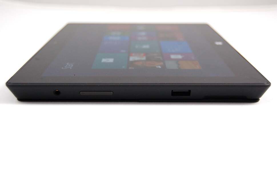 On the other side we see the headphone jack, volume rocker and USB 3.0 port. The USB port gets a full-power iteration, meaning you can power external hard drives and other voltage-hungry peripherals