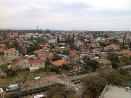 The 5-megapixel iSight camera in the new iPad produces some excellent results whether you're outdoors or indoors, but the basic form factor of the tablet makes the whole process rather unwieldy and hardly user-friendly.