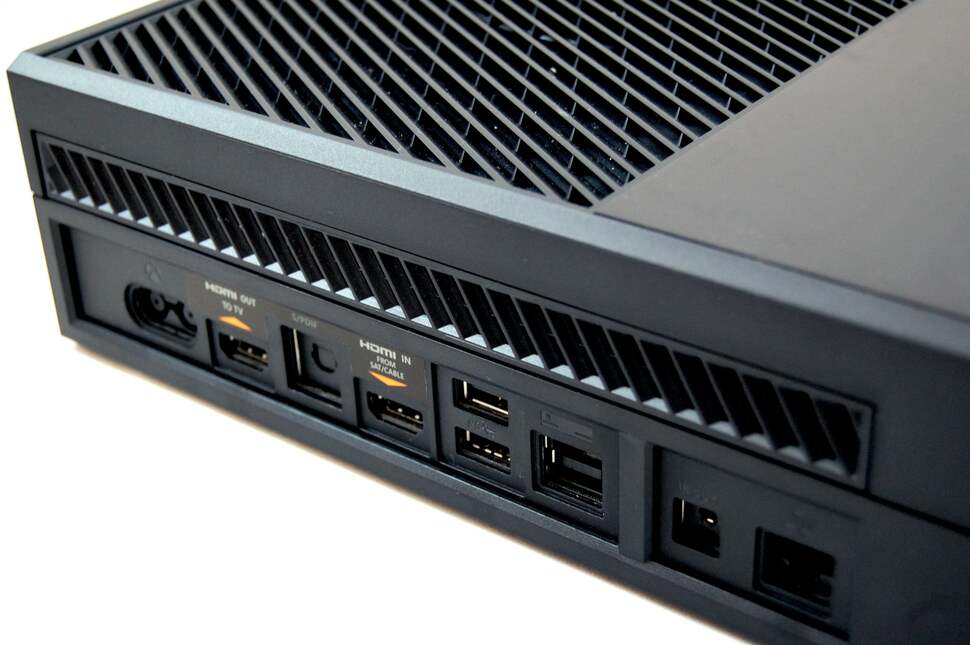 The rear of the unit features LAN connectivity, HDMI input and output, Toslink audio support, plus a separate connection for Kinect. There are two USB 3.0 ports and an additional one on the side.